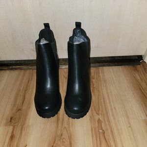 Soda Top Shoes Jaber Ankle Boot W Lug Sole Elastic Gore and Chunky Heel